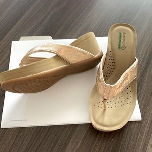 Gold wedge flip flop sandals by Baretraps. Women’s shoes - size 7 - like new